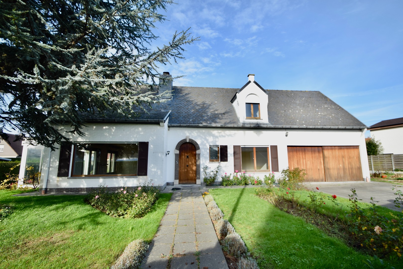 Te renoveren alleenstaande villa op een terrein van 699 m², in een rustige residentiële omgeving.