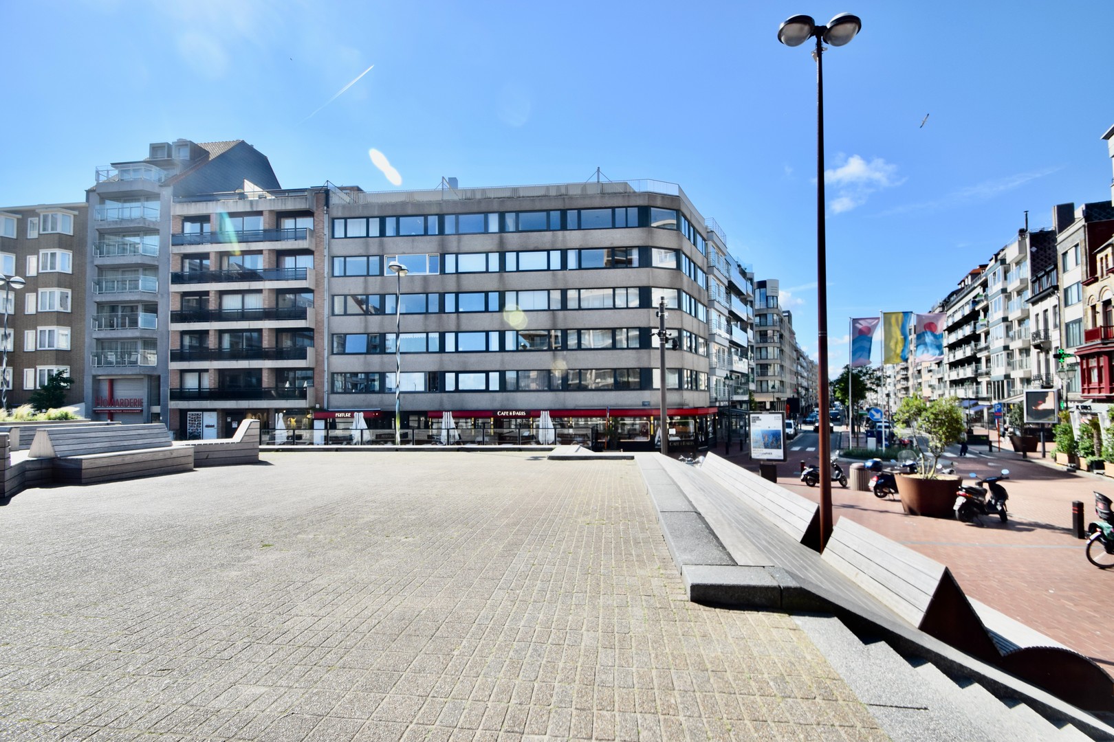 Instapklare lichtrijk pied-à-terre met frontaal zeezicht, ideaal gelegen te koop bij Immo Knokke Real Estate