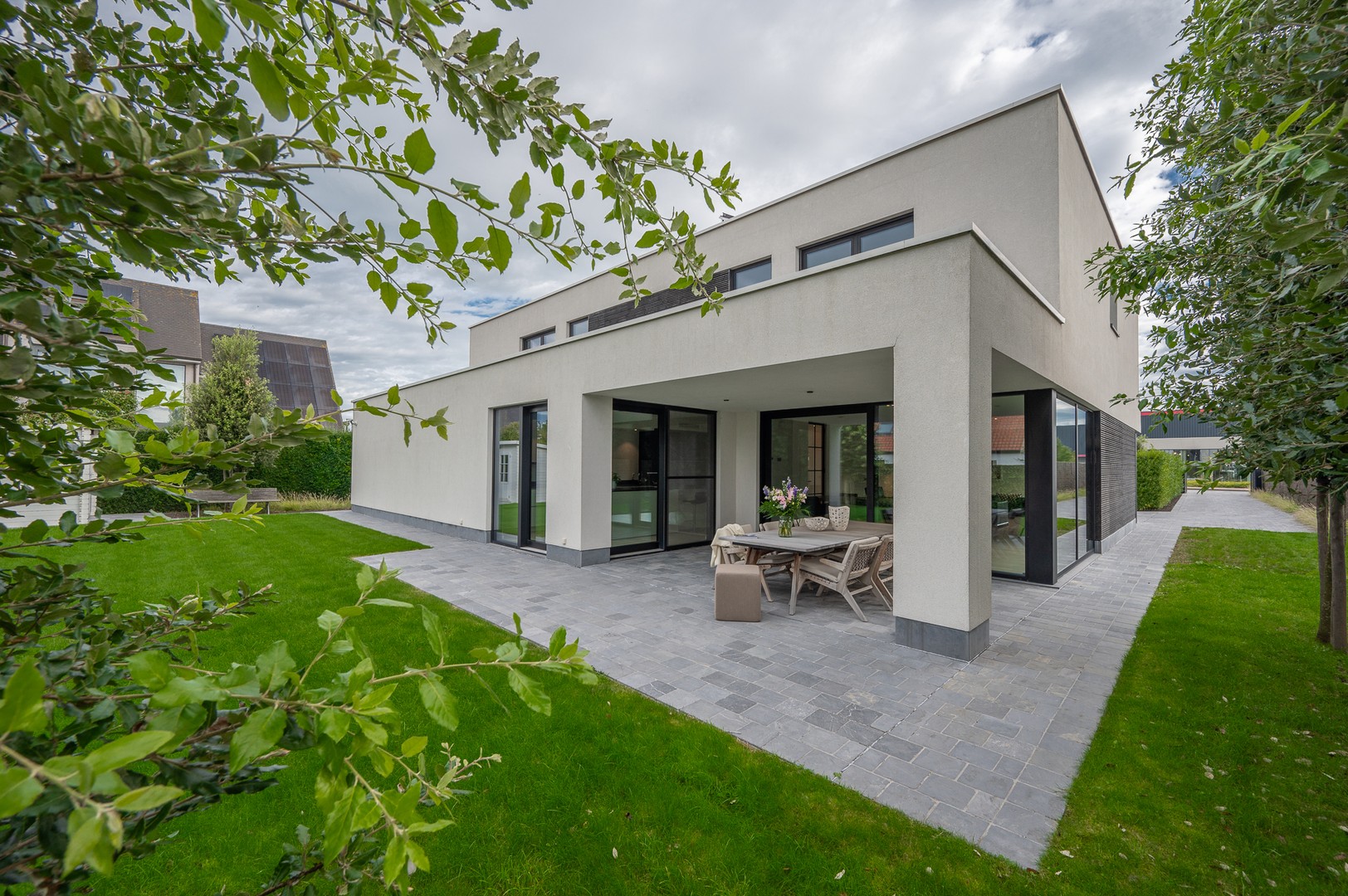 Recente alleenstaande villa centraal gelegen vlakbij het centrum van Knokke bij Immo Knokke Real Estate.