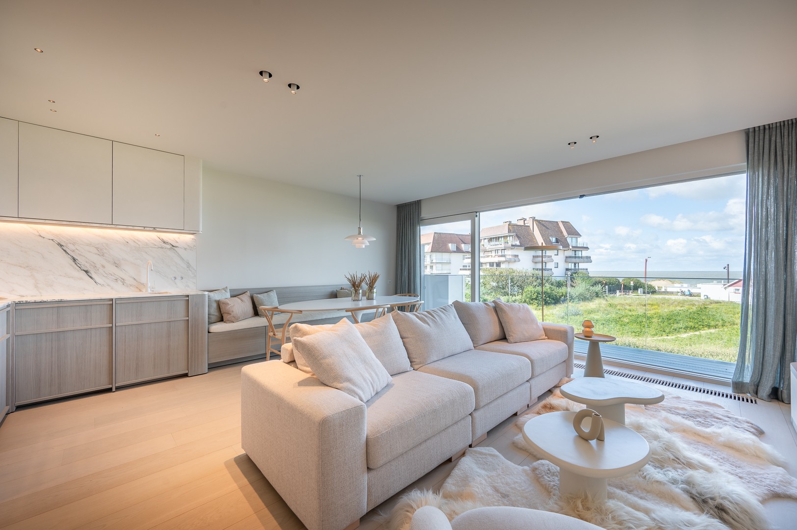 Prachtig gerenoveerd appartement met frontaal zeezicht in de standingvolle residentie Zwynelande te koop bij Immo Knokke Real Estate.