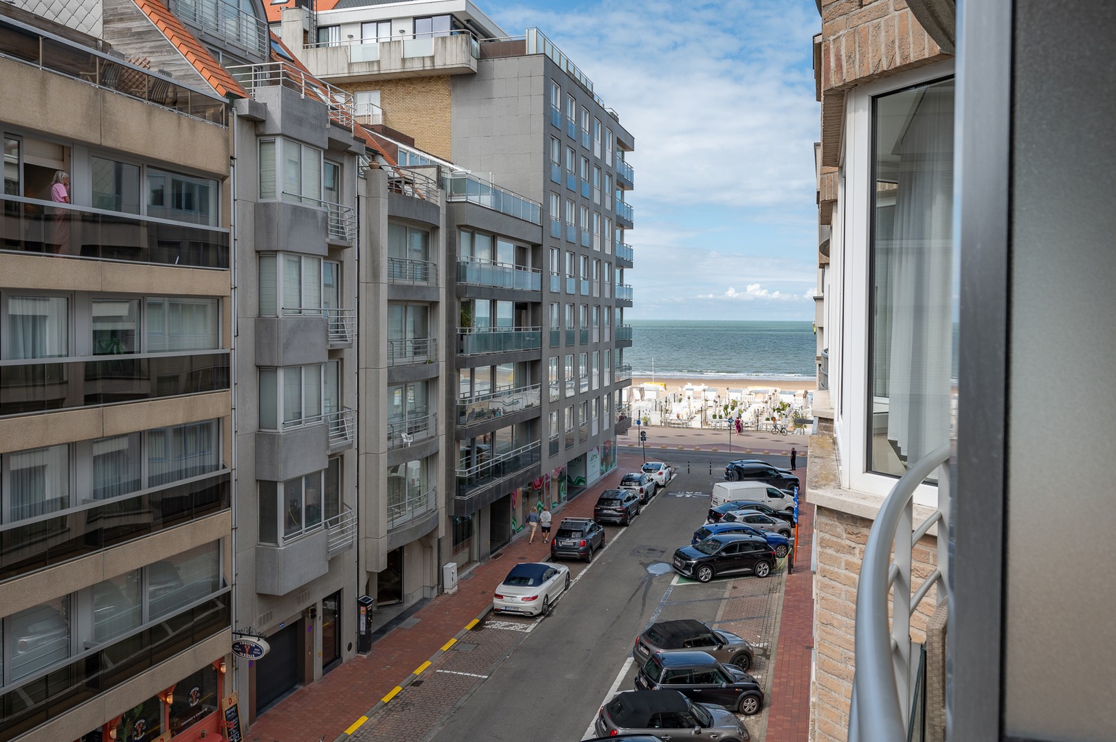 te koop bij Knokke Real Estate gerenoveerd appartement zeezicht