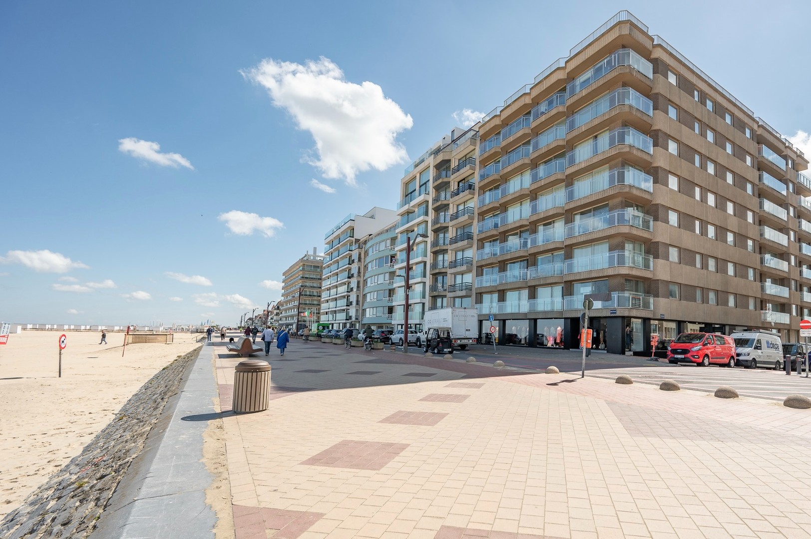 Fantastisch appartement met adembenemend zeezicht ideaal gelegen op de zeedijk in het Zoute.