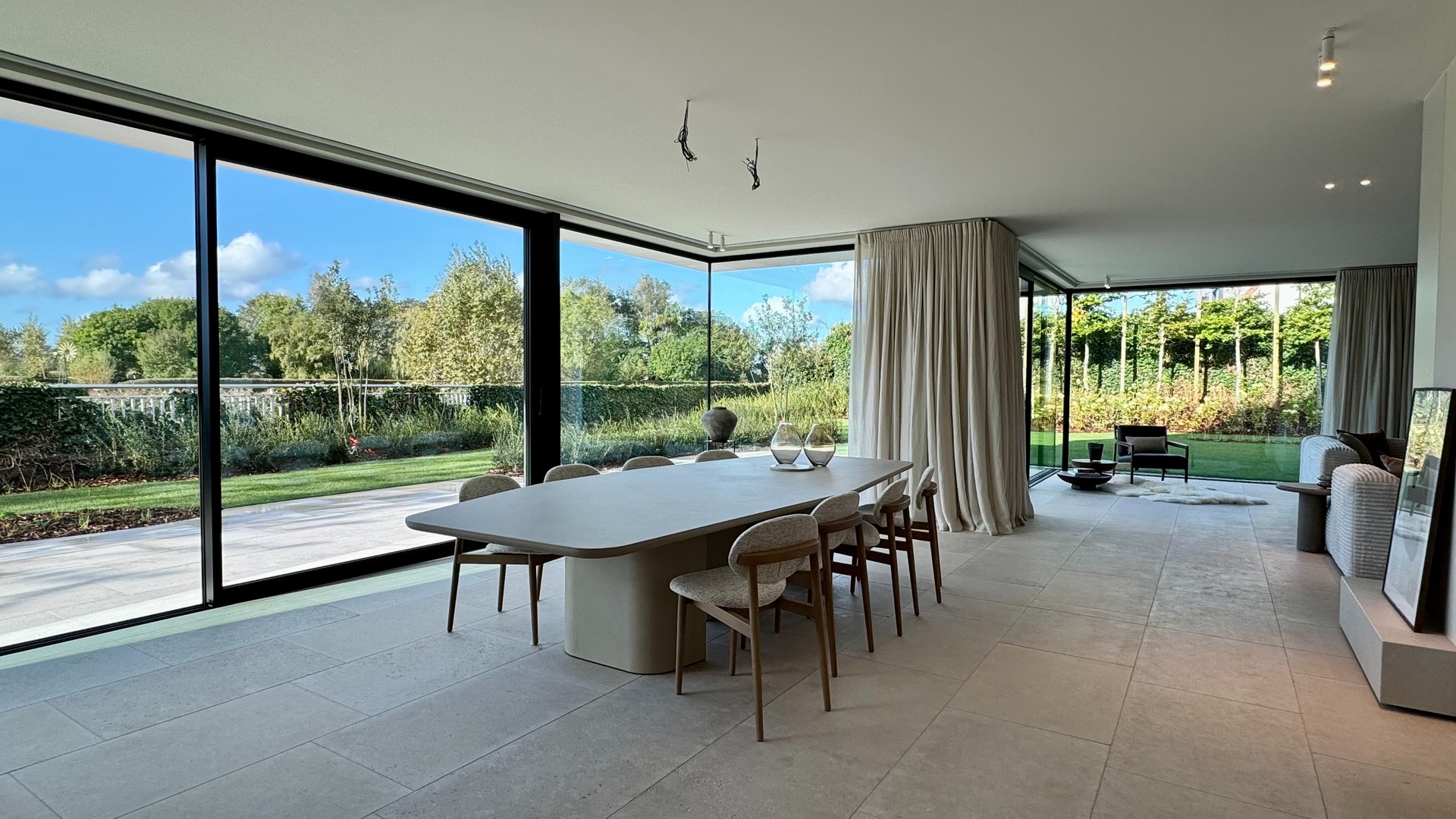 Te koop alleenstaande villa leefruimte