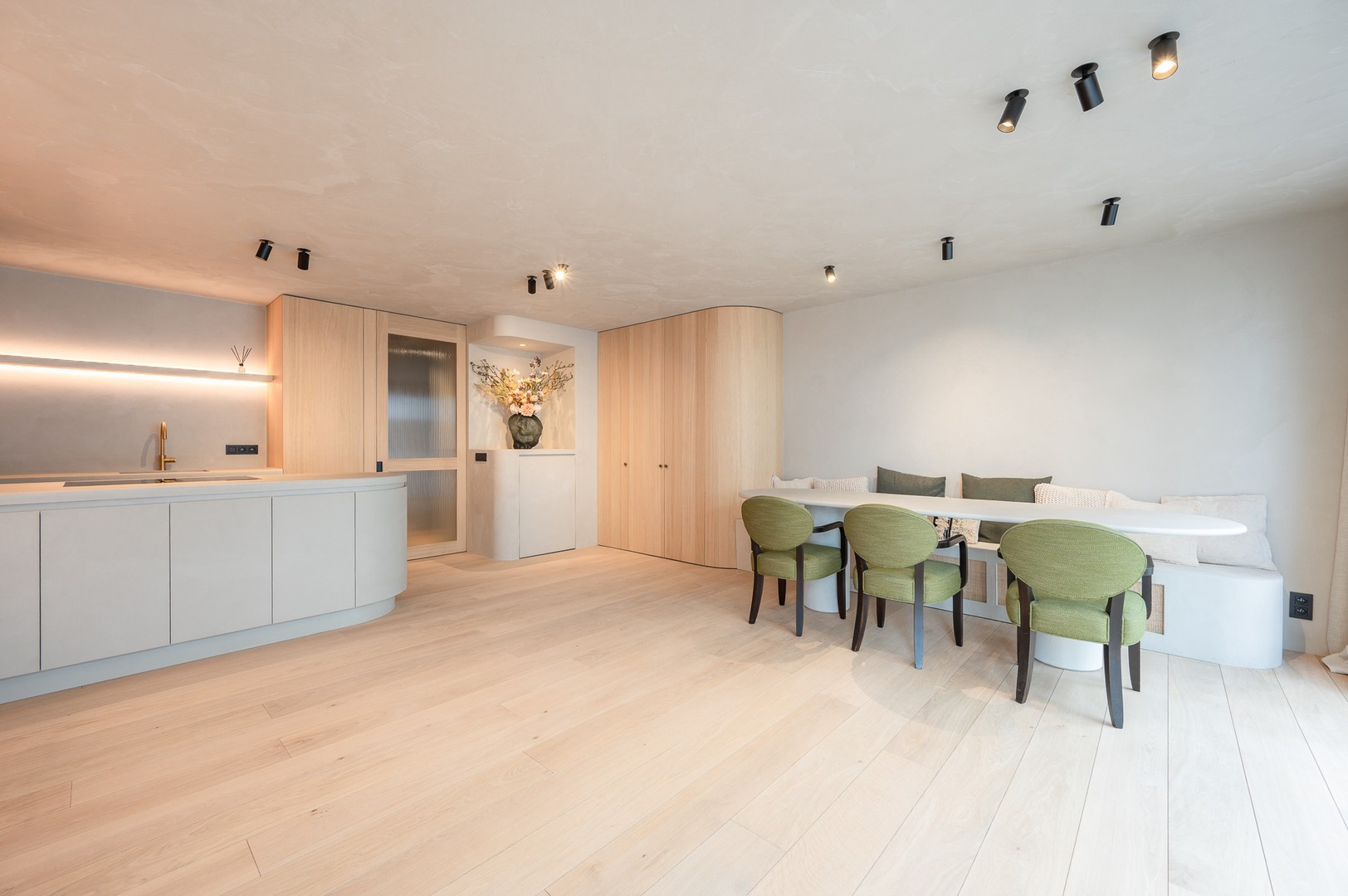 Gerenoveerd appartement met 3 slaapkamers, gelegen nabij de Zeedijk en het Driehoeksplein